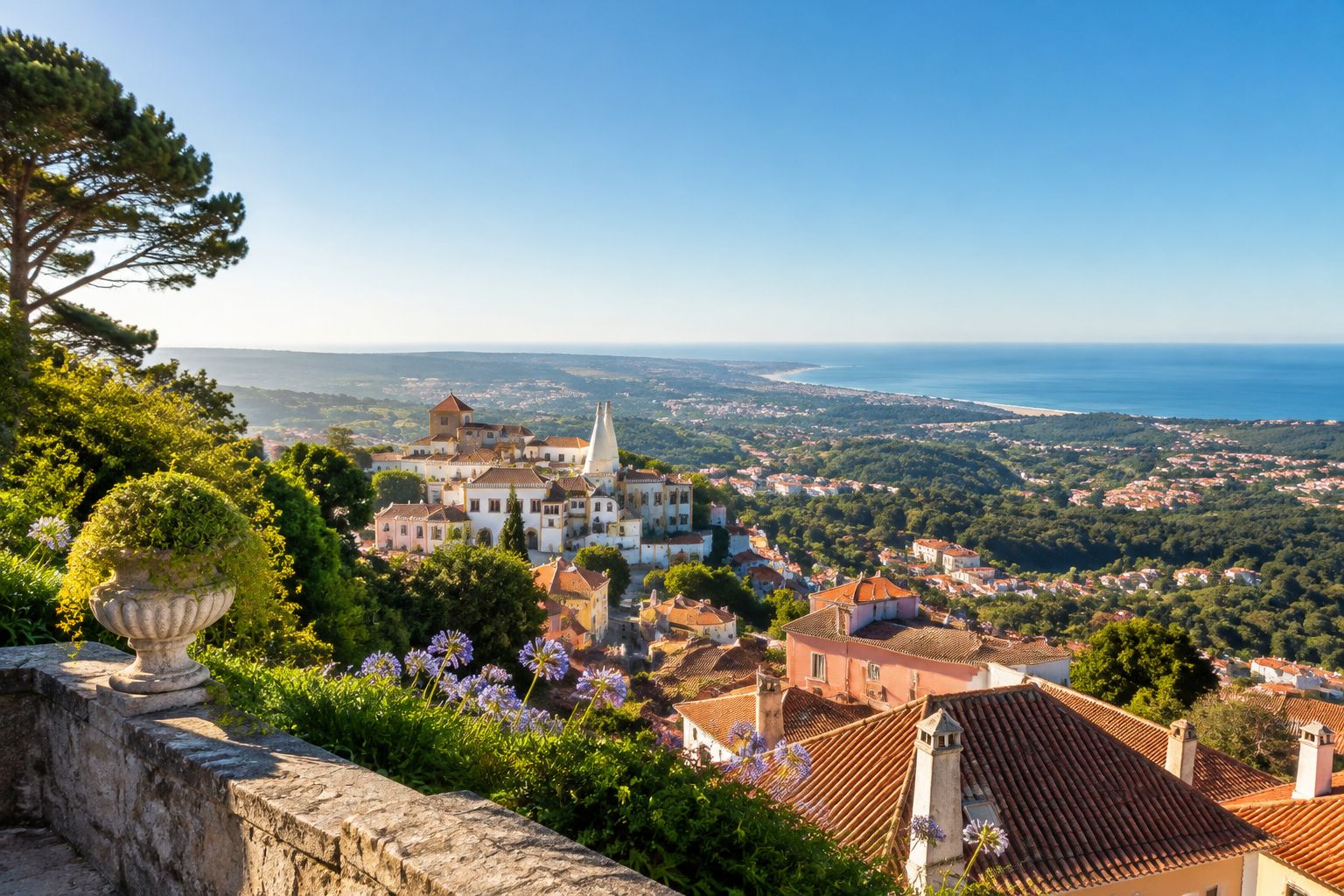 Vista panorâmica sobre os telhados de Sintra e a costa atlântica